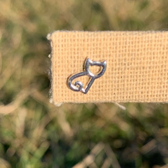 FLASHSALE Sitting Pretty Kitty Cat Outline Earring - Picture 7 of 8